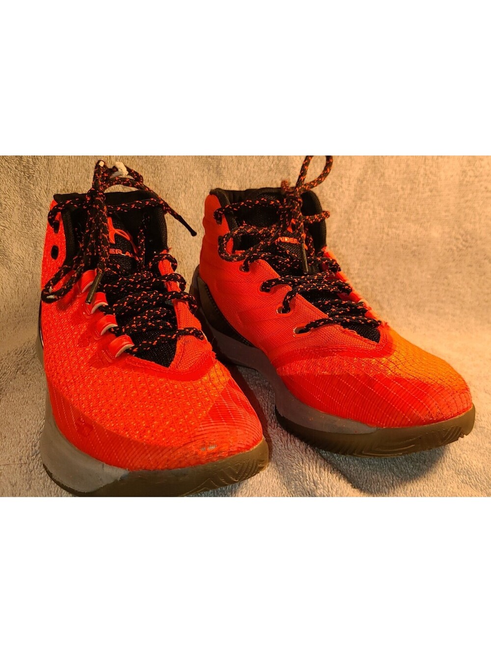 Under Armour Steph Curry 3 Red Hot Santa Basketball  5Y Bolt Orange Black